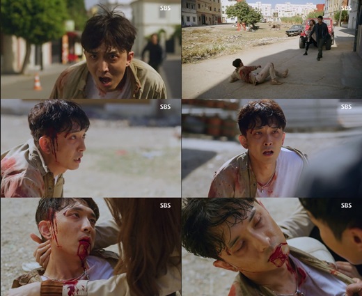 Yun bamboo caught Identity by Lee Seung-gi and Bae SuzyOn SBSs Drama Vagabond broadcast on the 27th, Ho-sik, who was eye-popping as an assistant to Lee Seung-gi and Bae Suzy, revealed that he was the spy of terrorists who were picking up their information at the nearest place, giving shock and reversal to the house theater.Hosik was suddenly shot while traveling with Dalgan and was assisted by the hospital, and at the same time Harry found out that the person who broke into his quarters and threatened his life was Hosik.When Harry informed Dalgan that Hosik was Spy, Hosik fled desperately out of the hospital, wounded, and after a breathtaking chase, Hosik, who had no more place to go, said, Dont come.You know what this is? If you chew it, Im a dead man. Harry said he shouldnt die like this, but Hosik stared at the sniper on the roof across the street and said, Theres no other way to protect my wife and daughter. He put a capsule in his mouth and bit it.The fallen stare died warning Harry, Do not do anything, they are scary people.On the day of the broadcast, Yun bamboo caught the attention of viewers by realistically digesting the breathtaking chase scene after seeing the identity of Spy hidden behind the embassy staff.In the last minute before his death, he also worried about his wife and daughter and tears, and flexibly digested the wide emotional line of the character and conveyed his presence to the house theater.On the other hand, Yun bamboo will continue his 10-day journey by appearing as Nam Tae in TVN I Melt Me after SBS Vagabond.