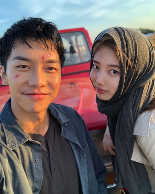 Singer and Actor Bae Suzy has encouraged SBS gilt drama Vagabond Should catch the premiere.Bae Suzy posted a picture on her Instagram on September 27 with an article entitled Today is Vagabond: Should catch the premiere.In the open photo, Bae Suzy is taking a self-portrait with Lee Seung-gi in a warm atmosphere.The two people who boast superior visuals raise the expectation of Vagabond viewers to the fullest.Park So-hee