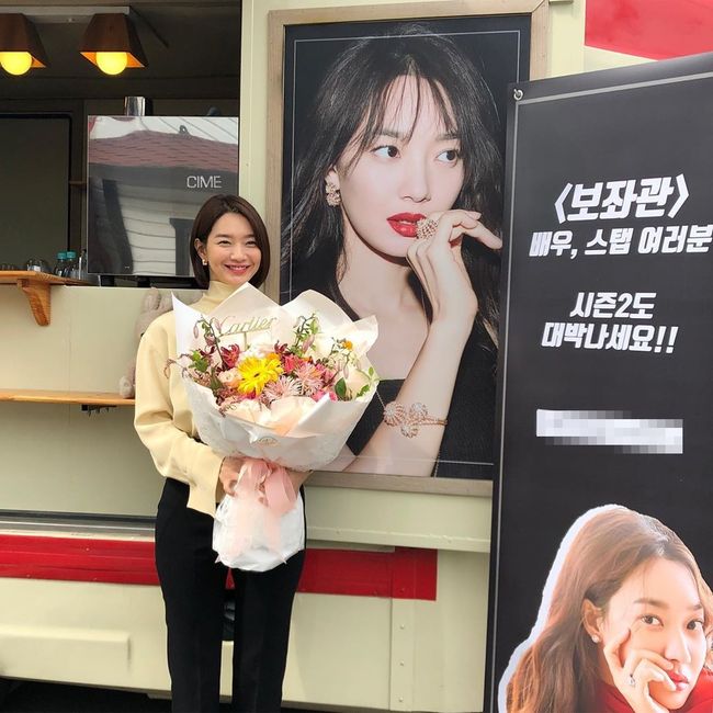 Actor Shin Min-a emits a pretty smile over flowersOn the 28th, Shin Min-a posted several photos on his Instagram with an article entitled Thank you for Coffee or Tea.In the public photos, Shin Min-a, who is certifying Coffee or Tea, is shown.Shin Min-a, who is shooting Drama Aide, is taking an authentication shot expressing his gratitude for sending Coffee or Tea.Shin Min-a, holding a bouquet of flowers large enough to cover the upper body, responds with a brighter and more beautiful smile than flowers.On the other hand, Shin Min-a plays Kang Sun-young in JTBC Drama Aide - People Moving the World.
