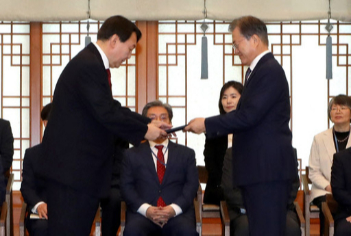 문재인 대통령이 지난 7월 25일 청와대 본관에서 윤석열 신임 검찰총장에게 임명장을 수여하고 있다. 뉴시스