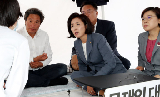 자유한국당 나경원 원내대표와 의원들이 27일 서울 여의도 국회 본청 앞에서 문재인 대통령의 사과와 조국 법무부장관의 사퇴를 촉구하며 13일째 단식농성중인 자유한국당 이학재 의원을 찾아가 병원에 갈것을 권유하며 의료진의 설명을 듣고 있다. 뉴시스