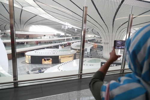 다싱공항 전망대에서 바라본 출국장 내부 (베이징=연합뉴스) 김진방 특파원