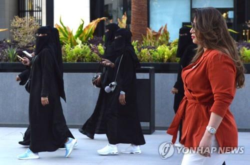아바야를 입고 니깝을 쓴 사우디 여성 [AFP=연합뉴스]
