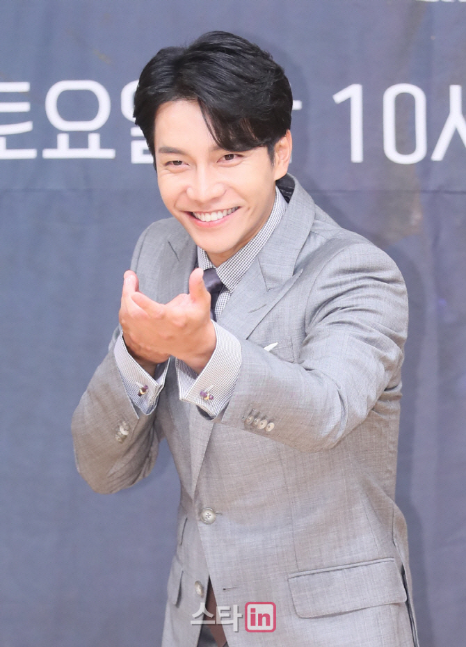 We believe that the indiscreet flaming and flammers actions against our artist, Lee Seung-gi, have reached an unforgivable level, Lee Seung-gis agency Hook Entertainment said on the 29th.The agency explained that it handed over the collected flaming and the data about the netizens to the law firm on the 26th.Earlier, the agency filed more than 100 complaints in July 2016, and many rumor distributors were fined.All of the netizens appealed for the rightful action at the time, but the law went as it was punished without any rightful action, the agency said. We will continue to respond to the law and there will be no consultation or action on all activities.