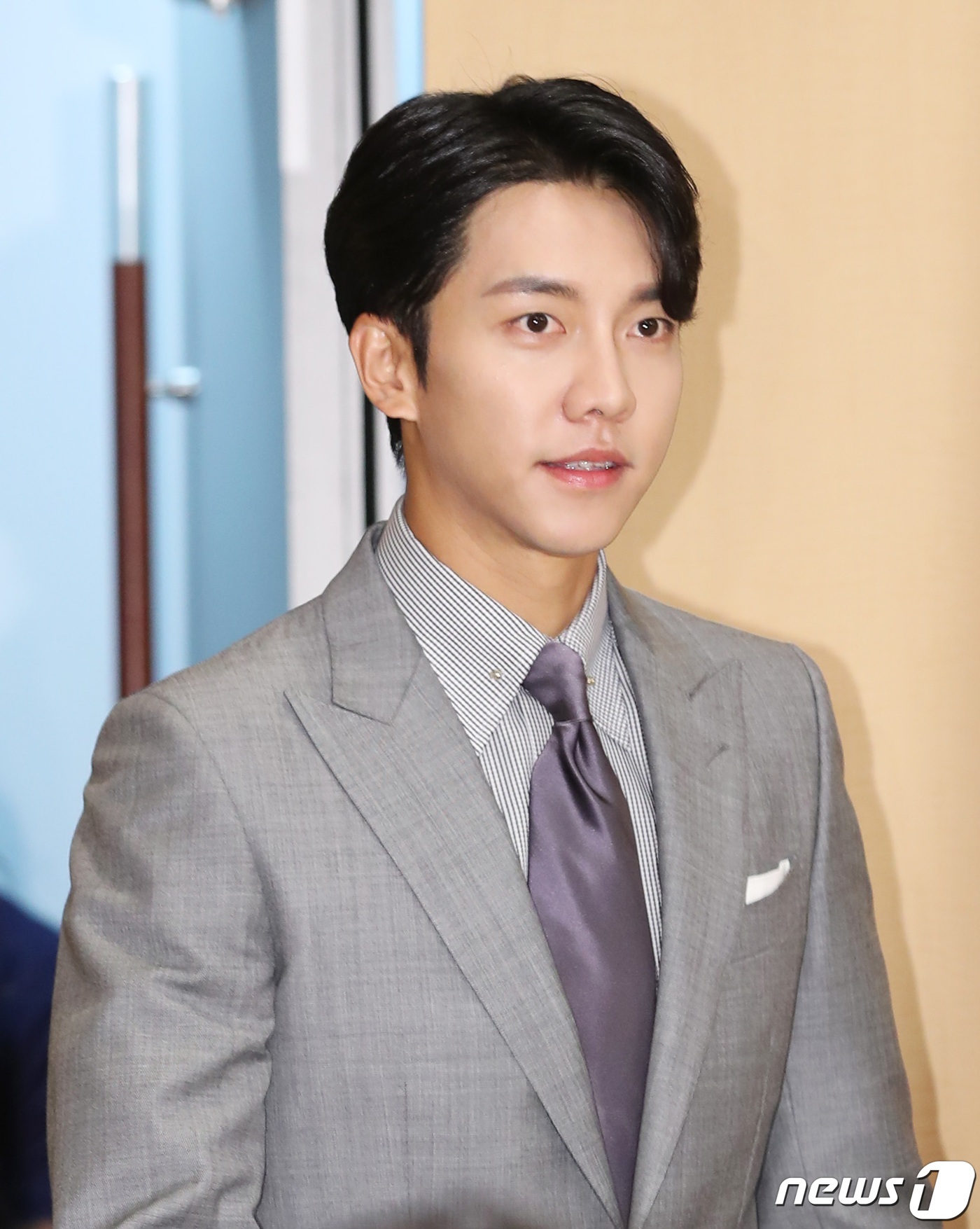 Seoul) = Actor Lee Seung-gi will legally respond to malicious comments.Lee Seung-gis agency, Hook Entertainment, said on its official SNS on the 28th, We decided that the act of flaming and flammer against the artist Lee Seung-gi has reached a level that can not be tolerated anymore.The agency said, We will proceed with legal action through law firm apro to protect our artist. The data of the already collected Flaming and flamers have been transferred to law firm apro on the 26th to sue.We will continue to respond to legal action if malicious slander, such as false information, insults, and defamation, is found through monitoring of the Flamers.Lee Seung-gi also filed more than 100 complaints against those who spread malicious rumors about The Artist in July 2016, including a number of rumors that were fined between 500,000 won and 1 million won, all of which appealed for goodwill, but only one case was punished without goodwill.Meanwhile, Lee Seung-gi is appearing on SBS entertainment program Death Master, Little Forest and SBS gilt drama Baega Bond.