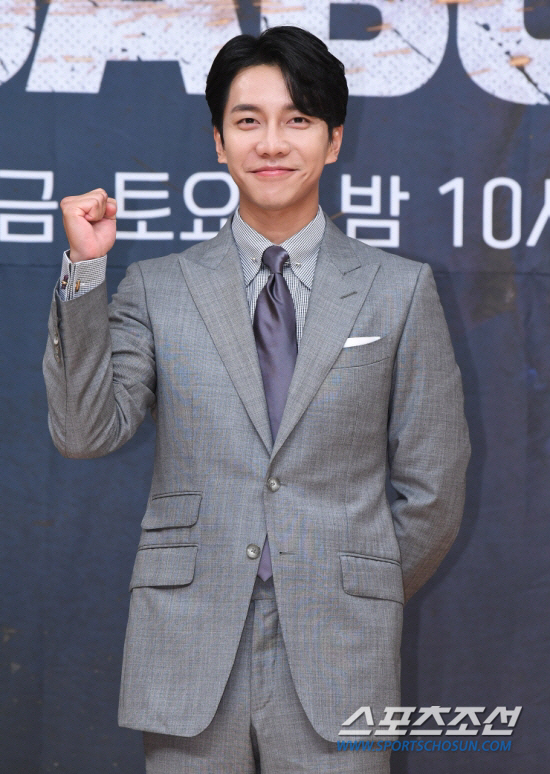 Stars no longer hold back. Stars have pulled out the knife of the law for over-the-top flamers and rumor spreaders.Lee Seung-gis agency, Hook Entertainment, said on the 29th that it had passed the malicious comments collected on the 26th and the data about the netizens to the law firm that passed the official SNS on the 29th, judging that the act of flaming and flammer against his actor Lee Seung-gi had reached an unforgivable level.In the meantime, the agency said that if malicious slander such as false facts, insults, and defamation of the artist is found in the future, it will continue to respond to legal action and will respond hard without consultation or preemption.Lee Seung-gi has filed more than 100 complaints against flamers and rumor distributors in 2016.At that time, all the flamers were fined, and the agency firmly punished those who appealed for the righteousness without any consultation.Meanwhile, Lee Seung-gi is currently active in the SBS entertainment program Death and Deacon and the drama Baega Bond.