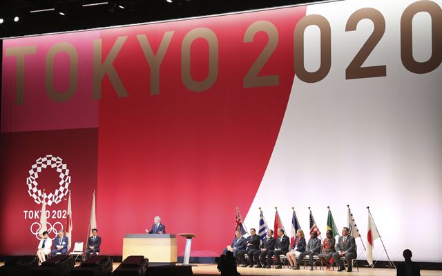 2020년 도쿄올림픽 개최 1년을 앞둔 지난달 24일 일본 도쿄에서 열린 ‘원 이어 투 고 올림픽’ 행사에서 토마스 바흐 IOC 위원장이 연설을 하고 있다. 도쿄=AP 연합뉴스