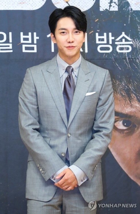 Singer and actor Lee Seung-gi will legally respond to the netizens who are flaming.We decided that the act of indiscriminate evil and evil spirits against our artist Lee Seung-gi reached a level that can not be tolerated anymore, said Hook Entertainment, an agency agency, on official social media on the 29th.The agency explained that it handed over the collected flaming and the data about the netizens to the law firm on the 26th.The agency also filed more than 100 complaints in July 2016, and many rumor distributors were fined.At that time, all the netizens appealed for the righteousness, but the law did not punish them for one thing, the agency said. We will continue to respond to the law in the future, and there will be no consultation or action on all activities.Recently, entertainers hard-line response to flaming has been continuing.Earlier, Gong Hyo-jin and Bae Suzys management forest also foreshadowed legal action against flaming.Lee Seung-gi is currently appearing on SBS TV gilt drama Baega Bond, entertainment Deacon, Little Forest.