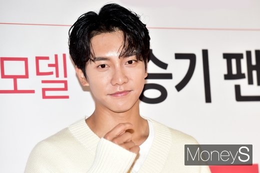 The indiscreet flaming and flammers actions against his own artist Lee Seung-gi are no longer conducive, Lee Seung-gis agency, Hook Entertainment, told the official SNS on Monday, adding that it will proceed with legal action through law firm Apro (APRO) to protect its own artist.