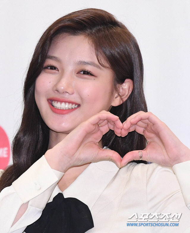 HarpThe Holiday Kim Yoo-jung sighed about the first Alba of his life, saying, It was so hard.On the 30th, at the Four Seasons Hotel in Jongno-gu, Seoul, a production presentation of Lifetime Harp The Holiday - Kim Yoo-junginItaly (hereinafter referred to as Harp The Holiday) was held.Kim Yoo-jung was lucky to say: I had a lot of experience at Italy, I had a bit of trouble with PD.It was the composition of morning Alba and afternoon vacation in accordance with the purpose of Harp The Holiday, he said. Alba was busier and harder than I thought.I missed Korean food and I was very sad, but I had a good time. Yong Seok-in PD also said, Yoo Jung is a young woman who works hard and represents her 20s. It was a content that enjoyed vacation during her time while working.I have a feeling of sorry, she laughed.Harp The Holiday is a single-minded nomad entertainment where Kim Yoo-jung travels with Alba at Italy.The lifetime Harp The Holiday starring Kim Yoo-jung will be broadcasted at 8:30 pm on the 30th.