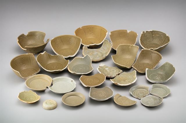 제주 신창리 바다에서 수습된 도자기 조각들. 문화재청 제공