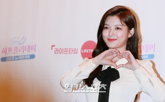 Lifetime TV Harp Holiday is an entertainment program that tells the story of Actor Kim Yoo-jung, a twenty-one-year-old Kim Yoo-jung, not Actor, and will be released for the first time through the Lifetime Digital Channel at 5 pm on the 30th.