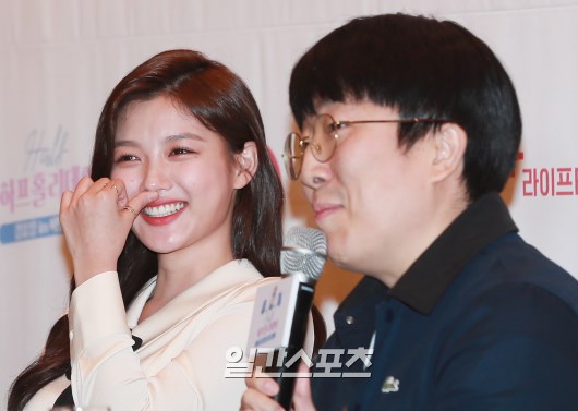 Lifetime TV Harp Holiday is an entertainment program that tells the story of Actor Kim Yoo-jung, a twenty-one-year-old Kim Yoo-jung, not Actor, and will be released for the first time through the Lifetime Digital Channel at 5 pm on the 30th.