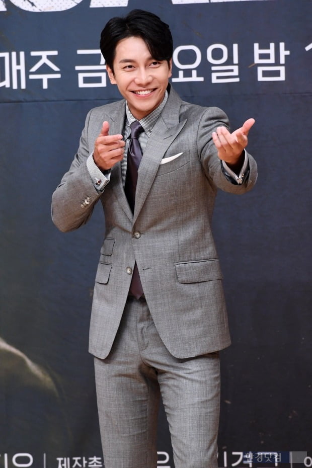 Singer and Actor Lee Seung-gi declared war on flammerHOK ENTERTAINMENT, a subsidiary company, said on the official SNS on the 27th, Indiscrete flaming and flammers behavior on Lee Seung-gi has reached a level that can not be tolerated anymore.Despite the fact that it is already planning to punish and punish if this act continues on July 16, 2019, it is still hurting not only the artist but also the agency and fans with the indiscriminate flaming. We will proceed with legal proceedings through Apro (APRO), a law firm, in order to protect our artist.The already collected Flaming and flamers Ry has been transferred to the law firm Apro on September 26, 2019 for the complaint.In July 2016, there were about 100 complaints against those who spread malicious rumors about The Artist, and there were many rumors that were fined more than 500,000 won and less than 1 million won, all of which appealed for goodwill, but only one case was punished without goodwill, he said.HOOK ENTERTAINMENT said, We will continue to respond to malicious slander, such as false facts, insults, and defamation, through monitoring of the flamers, and will continue to respond to legal action without any consultation or preemption.Declaring a war with Lee Seung-gi flammer no presiding or agreement legal response to flammer