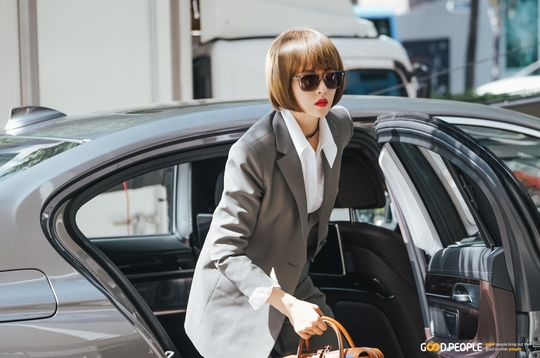 Actor Kim Sun-a showed off his unique fashion sense that made the filming scene a runway in the behind-the-scenes photo of Drama Secret Boutique.Kim Sun-a revealed the colorful charm of the mood Goddess in a behind-the-scenes photo of SBS Tree Drama Secret Boutique released on September 30.Kim Sun-a in the photo is wearing a charismatic look on the car or wearing sunglasses.In addition, she wore a sophisticated suit full of fashion sense to express Jenny Kim, who is also a perfectionist and excellent strategist.Kim Sun-a has just finished up to match Jenny Kim chapter character no matter what costume she wears.You can feel it in the behind-the-scenes photos to Hot Summer Days, where Feeling is felt in the play.Secret boutiques are a lot of fun to see the colorful style of boutique representative Kim Sun-a.Kim Sun-a has thoroughly analyzed the character as well as Feeling Acting, and has completed the visual aspect thoroughly.Kim Sun-a is Hot Summer Days as Jenny Kim, who breaks down Kim Yeo-ok (played by Jang Mi-hee), who took everything from her in the Secret Boutique, and struggles to become the head of the Deo Group.hwang hye-jin