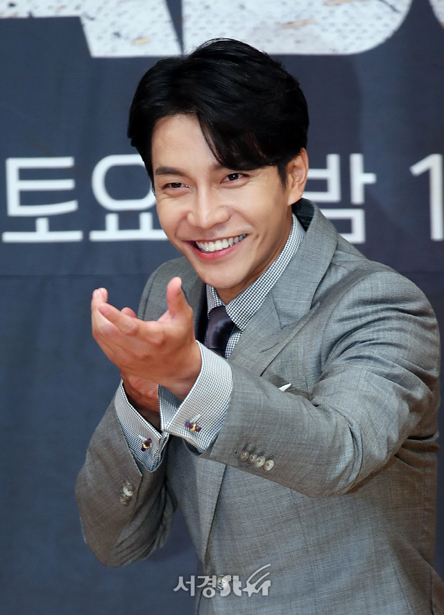 Lee Seung-gi has announced his intention to respond hard-line to the spread of flamers and rumors.HOOK ENTERTAINMENT, a subsidiary of Lee Seung-gi, said on its official SNS on the 29th, We believe that the actions of Indiscrete Flaming and Flamer against Lee Seung-gi, their actors, have reached a level that can not be tolerated. I gave it to the m.If malicious slander is found, such as false information about their artist, insults, and defamation, the agency will continue to take legal action and will respond hard without consultation or preemption, he said.Lee Seung-gi also filed more than 100 complaints against flammers and rumor spreaders in 2016, when all flammers were fined.Meanwhile, Lee Seung-gi is currently appearing on SBS entertainment program All The Butlers and drama Baega Bond.HOOK ENTERTAINMENT Specialized in admission. HOOK ENTERTAINMENT.We believe that the actions of the Indiscrete Flaming and Flamer against Lee Seung-gi, their artist, have reached an unforgivable level.Despite the fact that it is already scheduled to be punished if this act continues on July 16, 2019, it is still hurting not only the artist himself but also his agency and fans with the Indiscrete Flaming.In order to protect our artist, we will proceed with legal action through law firm Apro (APRO).Ry, a self-described group of Flaming and flammers already collected, has been transferred to law firm Apro (APRO) on September 26, 2019 for the complaint.We filed over 100 complaints against law firm Apro (APRO) and those who spread malicious rumors about The Artist in July 2016, and many of them were punished for more than 500,000 won and less than 1 million won. All of them appealed for goodwill, but only one case was punished without goodwill.In addition to the accusations based on the Ry, we will continue to respond to legal action if malicious slander, such as false information, insults, and defamation, is found to be directed at our artist through continuous monitoring of the flamers.As mentioned earlier, I will once again inform you that all of these acts will be punished under the law without any consultation or prior consultation.Thank you.