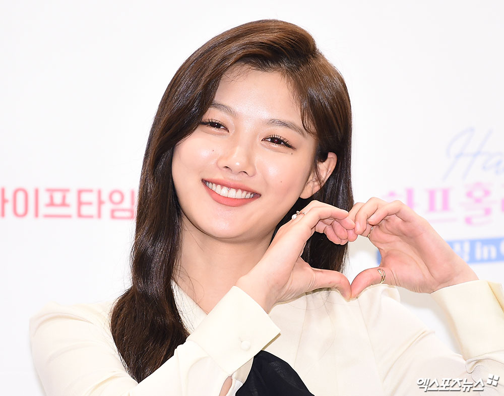 Actor Kim Yoo-jung left for Italy to play Top Model on entertainment: Can I see his unusual appearance?On the 30th, a Lifetime Harp The Holiday production presentation was held at the Four Seasons Hotel in Gwanghwamun, Seoul. Yongseok PD and Kim Yoo-jung attended the production presentation.Harp The Holiday is a simple nomad entertainment that Actor Kim Yoo-jung travels and Alba, and focuses on Kim Yoo-jungs solo travel.Kim Yoo-jungs solo performance Harp The Holiday boasts a unique concept in which Actor Kim Yoo-jung left for Italy alone in the 17th year and accompanied Alba and Travel.Kim Yoo-jung said, I felt like I had experienced a lot of things I wanted to experience. I had a lot of trouble with PD and Taji, but I did Alba in the morning and rested in the afternoon.Alba was also busier than we thought, so we missed Korean food and saddened ourselves. But I think we have been having fun. Yong Seok-in PD also suffered together.PD said, I planned to make the contents of Yu-Jeongs image on TV, which is a young woman image representing her 20s, and to enjoy vacationing in the remaining time.I went there and there were so many guests. It was a tourist destination where novices were not able to work. It was a store where customers were constantly open until 12 pm.I was so sorry that I thought I was going to work. So why did Yong Seok PD become Choices Kim Yoo-jung?He said: I didnt think there was any trouble for Mr Yu-Jeong to have an Actor since childhood and to have a Choices for another job.I was impressed by the experience, including why. I thought it would be a good experience and an opportunity for Mr. Yu-Jeong. I wanted to make it possible for him to experience it. Kim Yoo-jung, who has met with the public since childhood, said, Alba and entertainment are unfamiliar to me.I was worried a lot, but I talked to PD at the pre-meeting and talked about my favorite things and things I wanted to do. Kim Yoo-jung said, So he suggested that we should try Travel and Alba at Italy. I tried hard.I do not have time to learn, he said. I did not have time to learn.I did not even get an Actor properly, but it seems that the store is so good and the place is famous that I made a lot of effort not to harm it. Thanks to this, I was able to experience Zelato Alba.Kim Yoo-jung said, In Korea, I usually say that even if I want to do Alba, my family or friends are saying just stay home.I wanted to experience it a lot: Acting is a job that represents the lives of other people, the public, and makes them feel emotional.So this experience was good, he said.Kim Yoo-jung, who said that he had a lot of thought about school friends in parallel with Travel and Alba, said, I saw a lot of part-time job while preparing for the entrance examination.At that time, I talked a lot about Lets work together, but it is not easy for friends my age to go to Travel.I thought that the friends wanted to go once. Meanwhile, Harp The Holiday will be released at 5 pm on the 30th through digital channels, and will be broadcasted at 8:30 pm on the 30th on TV channels.