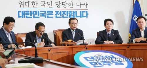 최고위원회의에서 발언하는 이해찬 (서울=연합뉴스) 김주형 기자 = 더불어민주당 이해찬 대표(가운데)가 30일 오전 국회에서 열린 최고위원회의에서 발언하고 있다. 2019.9.30 kjhpress@yna.co.kr