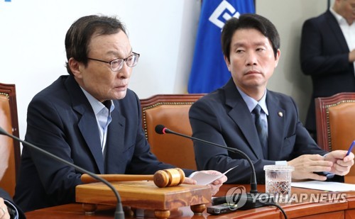 최고위원회의에서 발언하는 이해찬 (서울=연합뉴스) 김주형 기자 = 더불어민주당 이해찬 대표가 30일 오전 국회에서 열린 최고위원회의에서 발언하고 있다. 오른쪽은 이인영 원내대표. 2019.9.30 kjhpress@yna.co.kr