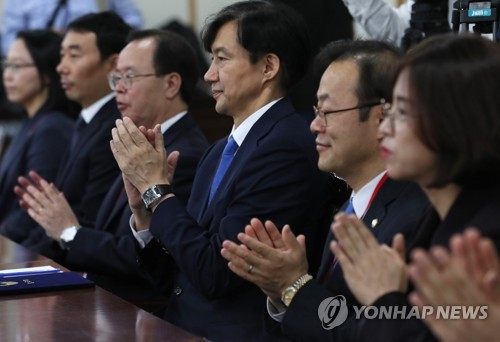 박수치는 조국 (과천=연합뉴스) 이지은 기자 = 조국 법무부 장관이 30일 오후 정부과천청사에서 열린 제2기 법무·검찰 개혁위원회 발족식에서 김남준 위원장의 인사말을 들은 뒤 박수를 치고 있다. 2019.9.30 jieunlee@yna.co.kr