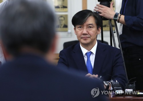 김남준 위원장 발언듣는 조국 (과천=연합뉴스) 이지은 기자 = 조국 법무부 장관이 30일 오후 정부과천청사에서 열린 제2기 법무·검찰 개혁위원회 발족식에서 김남준 위원장의 발언을 듣고 있다. 2019.9.30 jieunlee@yna.co.kr