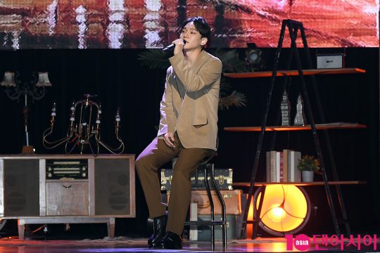 EXO Chen held a second mini album To Love You sound concert at the Seoul Gwangjang Dong Yes 24 live hall on the afternoon of the 1st.The title song What We Should Do (Shall we?) is a retro pop song with sophisticated mood and romantic melody created by standard classical pop arrangements.