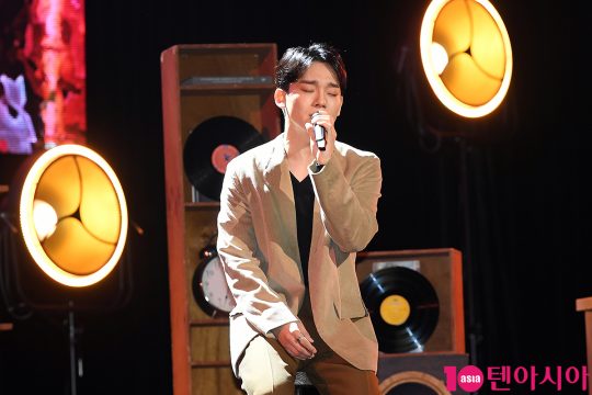 EXO Chen held a second mini album To Love You sound concert at the Seoul Gwangjang Dong Yes 24 live hall on the afternoon of the 1st.The title song What We Should Do (Shall we?) is a retro pop song with sophisticated mood and romantic melody created by standard classical pop arrangements.