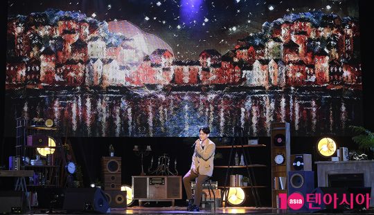 EXO Chen held a second mini album To Love You sound concert at the Seoul Gwangjang Dong Yes 24 live hall on the afternoon of the 1st.The title song What We Should Do (Shall we?) is a retro pop song featuring sophisticated mood and romantic melody created by standard classical pop arrangements.