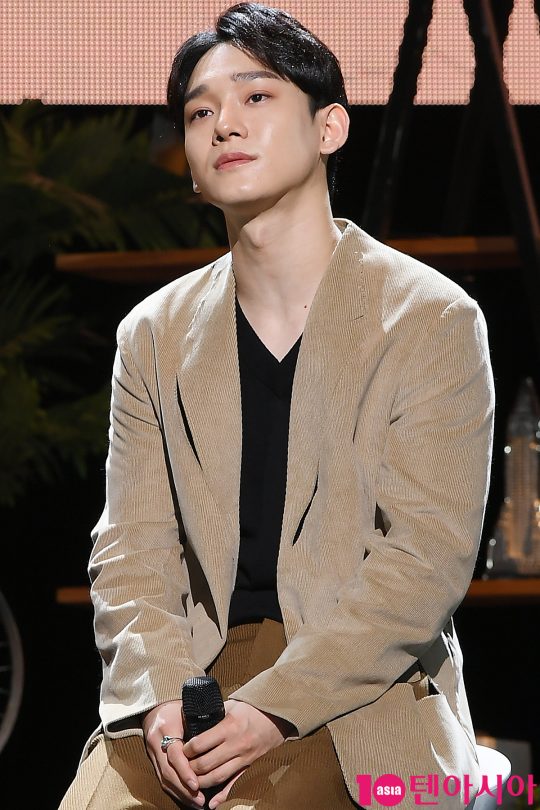 Chen of the group EXO introduced the new album To You Love as an album without regret without a hard time.It was at the music appreciation (sound concert) commemorating the release of Chens mini-second album, Love to You, held at 3 p.m. on the 1st at Seoul Gwangjang Dong Yes24 Live Hall.The title song What should we do? Is a retro pop song with a strong retro feeling.Chen said, When I was meeting with the company staff at the Mini 1st album, I asked, I want to do this. How do you like it? In this album, I asked, What do you like when I do it?I have heard a lot of stories with many possibilities open, he said. To you, I love you, is a much better album than I expected.I think its best to do what I can now, because I dont want to regret it when I miss it, he added.You can enjoy Love to You at each music site from 6 pm on this day.