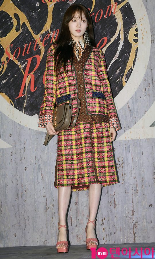 Actor Lee Sung-kyung poses at the Gucci Photo Call event held at a Cafe in Seoul, Korea on the afternoon of the 1st.