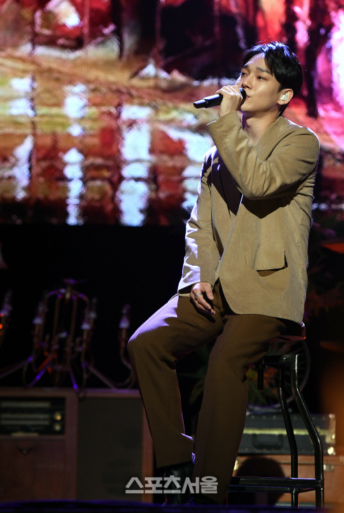 On the 1st, Chens second mini-album, Love to You, was held at Yes 24 Live Hall in Gwangjang-dong, Gwangjin-gu, Seoul.The title song What should we do?) is a retro pop song by hitmaker Kenji, and the lyrics have released the frank mind of a man who does not want to break up with his opponent late at night with analog sensibility.I want to see the story and stand up, Chen explained, and I want to hear it and be happy and talk to you, and I want to convey it to many people.EXO member Sehun came out as an MC to celebrate Chens comeback on the day.Sehun expressed his affection, saying, I was happy to have an MC because I was happy to have a brothers album.Chen said, I have been loved a lot since my first album, so I returned my second album in a short time.I came back to my desire to repay the love I received rather than do what I wanted to do.  Last time it was spring, I gathered songs that fit the autumn.I wanted to get a concept for the letter format, so I made the album name to you who love you.Chen has also swept the top spot with his last album. Chen said, I still do not expect to be number one.Rather, it takes time to put it down, but rather concentrate on music. Chen, who is growing up as a solo singer in EXOs vocal Chen. If EXO has a splendor, I want to approach it with honesty in the Solo album.I think my thoughts should be revealed in the production process.  The message I want to convey to this album is love in one word.But when I gather all of this, I think it is love, and I hope that it will be loved and loved.Finally, Chen said, I hope youre all happy rather than wanting to show up through this album. I have a job in front of many people.I am with many fans as an idol, and I want to be a good influence. 