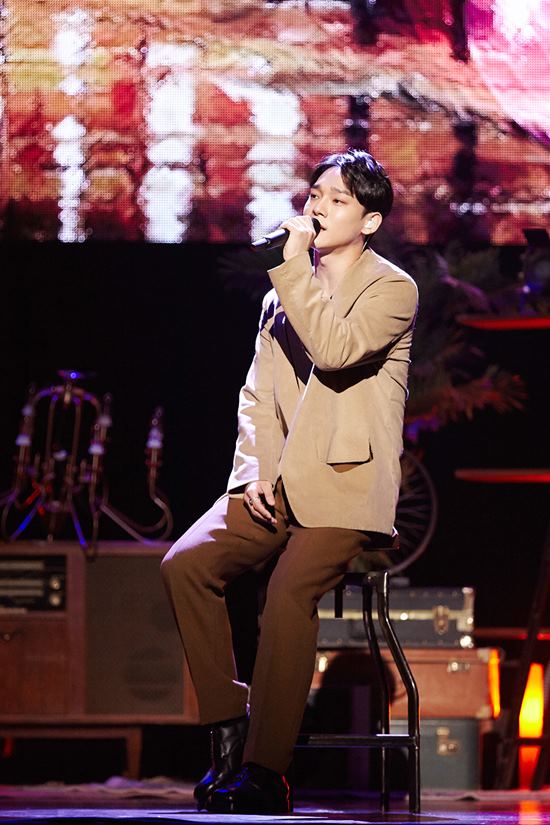 Solo singer Chen came back with a sincere and heartfelt heart.At 3 pm on the 1st, Chens second mini album Dear my death was held at Yes 24 Live Hall in Gwangjin-gu, Seoul.The music appreciation was held in the order of photo time, title song What to do stage and music rain EXO D.O.The event was attended by group EXO member Sehun, who took charge of MC.Sehun, who took a step to add strength to Chens new release, led him on stage with a petite of affection.When Sehun called EXO representative vocal Chen, please come out, Chen appeared with a smile and laughed. Chen first exchanged a greeting with Sehun and posed for the reporters.Chen, who had been laughing awkwardly a while ago, laughed brightly and replied thank you after hearing Sehuns cheering words.He said, To you, I love you, is a mini album with six songs.I thought that I wanted to give back all the love I received and to tell my heart, so I made an album in the form of a letter, and I worked with the feeling of sending a letter like the title. So Sehun seemed surprised and said, Oh really?I didnt know that ..., Chen said, laughing and adding, I thought I would know more about my heart.After that, Sehun was sent off and Chen was enthusiastic about what to do with us.The stage attracted attention with delicate and emotional directing elements such as firewood fireplaces, books and bookshelves in a classical atmosphere, old tables and chairs.After just over four minutes of singing, Sehun, watching him backstage, shouted Good! and company officials applauded.The first question was why I chose a title song: Chen, who held a microphone to answer immediately, suddenly laughed and said, Im so sorry.But it is a little awkward because it is so close to the reporters. I was really worried about whether I could play ballads again because the first Mini album title song was also a ballad.However, every time EXO members crossed a word saying Its okay and Its good, it was a great power, and I feel like I have been helped because of it. On this day, Chen emphasized truth most: I tried to put meaning in the question, continuing to ask myself, What is the heart I want to convey?It is a short time of six months, but I have more gratitude for the love I have received. As for the burden of my grades, I still do not expect to be the first.I had a little burden because I received so much love from my previous work We break up after April, but I just thought that I would not regret it if I put my gratitude honestly. Even to the end, Chen finished the meeting with a modest and authentic answer; he said, with his activity plan, There is no great aspiration.I just want to get a message that says, I want to be a loved and loved person and I want everyone who listens to this song to be comforted and empowered and happy.I want to be a singer who has a good influence. Chen will start his activities at 6 pm on the day with the release of the new song What to Do with Us.