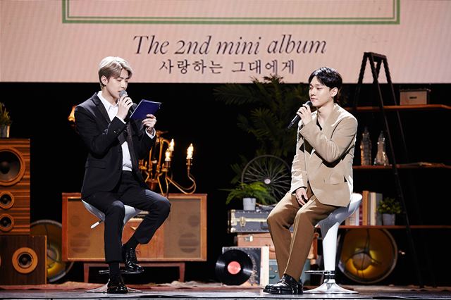 Solo singer Chen came back with a sincere and heartfelt heart.At 3 pm on the 1st, Chens second mini album Dear my death was held at Yes 24 Live Hall in Gwangjin-gu, Seoul.The music appreciation was held in the order of photo time, title song What to do stage and music rain EXO D.O.The event was attended by group EXO member Sehun, who took charge of MC.Sehun, who took a step to add strength to Chens new release, led him on stage with a petite of affection.When Sehun called EXO representative vocal Chen, please come out, Chen appeared with a smile and laughed. Chen first exchanged a greeting with Sehun and posed for the reporters.Chen, who had been laughing awkwardly a while ago, laughed brightly and replied thank you after hearing Sehuns cheering words.He said, To you, I love you, is a mini album with six songs.I thought that I wanted to give back all the love I received and to tell my heart, so I made an album in the form of a letter, and I worked with the feeling of sending a letter like the title. So Sehun seemed surprised and said, Oh really?I didnt know that ..., Chen said, laughing and adding, I thought I would know more about my heart.After that, Sehun was sent off and Chen was enthusiastic about what to do with us.The stage attracted attention with delicate and emotional directing elements such as firewood fireplaces, books and bookshelves in a classical atmosphere, old tables and chairs.After just over four minutes of singing, Sehun, watching him backstage, shouted Good! and company officials applauded.The first question was why I chose a title song: Chen, who held a microphone to answer immediately, suddenly laughed and said, Im so sorry.But it is a little awkward because it is so close to the reporters. I was really worried about whether I could play ballads again because the first Mini album title song was also a ballad.However, every time EXO members crossed a word saying Its okay and Its good, it was a great power, and I feel like I have been helped because of it. On this day, Chen emphasized truth most: I tried to put meaning in the question, continuing to ask myself, What is the heart I want to convey?It is a short time of six months, but I have more gratitude for the love I have received. As for the burden of my grades, I still do not expect to be the first.I had a little burden because I received so much love from my previous work We break up after April, but I just thought that I would not regret it if I put my gratitude honestly. Even to the end, Chen finished the meeting with a modest and authentic answer; he said, with his activity plan, There is no great aspiration.I just want to get a message that says, I want to be a loved and loved person and I want everyone who listens to this song to be comforted and empowered and happy.I want to be a singer who has a good influence. Chen will start his activities at 6 pm on the day with the release of the new song What to Do with Us.