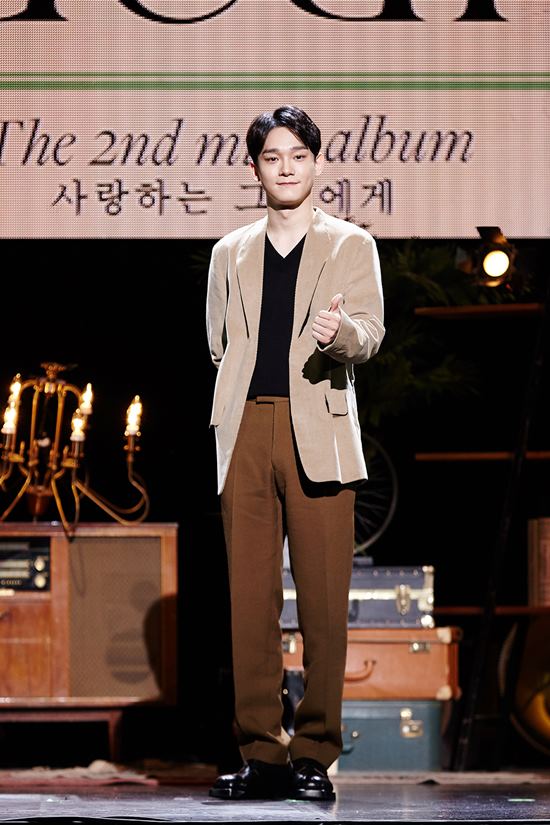 Solo singer Chen came back with a sincere and heartfelt heart.At 3 pm on the 1st, Chens second mini album Dear my death was held at Yes 24 Live Hall in Gwangjin-gu, Seoul.The music appreciation was held in the order of photo time, title song What to do stage and music rain EXO D.O.The event was attended by group EXO member Sehun, who took charge of MC.Sehun, who took a step to add strength to Chens new release, led him on stage with a petite of affection.When Sehun called EXO representative vocal Chen, please come out, Chen appeared with a smile and laughed. Chen first exchanged a greeting with Sehun and posed for the reporters.Chen, who had been laughing awkwardly a while ago, laughed brightly and replied thank you after hearing Sehuns cheering words.He said, To you, I love you, is a mini album with six songs.I thought that I wanted to give back all the love I received and to tell my heart, so I made an album in the form of a letter, and I worked with the feeling of sending a letter like the title. So Sehun seemed surprised and said, Oh really?I didnt know that ..., Chen said, laughing and adding, I thought I would know more about my heart.After that, Sehun was sent off and Chen was enthusiastic about what to do with us.The stage attracted attention with delicate and emotional directing elements such as firewood fireplaces, books and bookshelves in a classical atmosphere, old tables and chairs.After just over four minutes of singing, Sehun, watching him backstage, shouted Good! and company officials applauded.The first question was why I chose a title song: Chen, who held a microphone to answer immediately, suddenly laughed and said, Im so sorry.But it is a little awkward because it is so close to the reporters. I was really worried about whether I could play ballads again because the first Mini album title song was also a ballad.However, every time EXO members crossed a word saying Its okay and Its good, it was a great power, and I feel like I have been helped because of it. On this day, Chen emphasized truth most: I tried to put meaning in the question, continuing to ask myself, What is the heart I want to convey?It is a short time of six months, but I have more gratitude for the love I have received. As for the burden of my grades, I still do not expect to be the first.I had a little burden because I received so much love from my previous work We break up after April, but I just thought that I would not regret it if I put my gratitude honestly. Even to the end, Chen finished the meeting with a modest and authentic answer; he said, with his activity plan, There is no great aspiration.I just want to get a message that says, I want to be a loved and loved person and I want everyone who listens to this song to be comforted and empowered and happy.I want to be a singer who has a good influence. Chen will start his activities at 6 pm on the day with the release of the new song What to Do with Us.