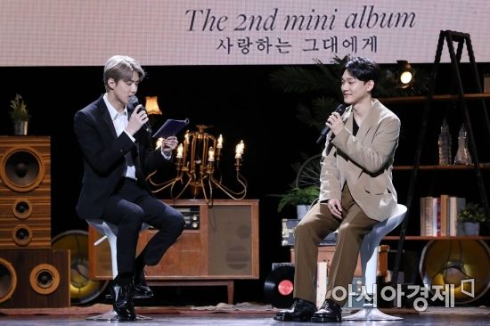 EXO Kai is said to have received a favorable response to Chens new title song.Chen opened his second mini album Love You Concert at Yes24 Live Hall in Gwangjin-gu, Seoul at 3 pm on the 1st and introduced a song with one song.On this day, MC of Concert was supported by the same team EXO member Sehun.There are six songs in total, and if the first album was in the spring season, in October, I gathered them in autumn.I wanted to catch the concept of letter form, so the album name was also built as to you who love you. To You Love is a title written by Chen himself, who said: I think we can think of it as a letter.I thought that if I had any idea in the process of producing the album, I would accept my heart and I came up with a lot of ideas. Chens title song What We Should We Do (Shall we?) is a retro pop song that unravels the frank mind of a man who does not want to break up with his opponent late at night with analog sensibility.When the song was introduced, Sehun said, Mr. Kai said it was so good; I am looking forward to raving him that he heard it 20 to 30 times.Meanwhile, Chens new album will be released at 6 pm on the day.