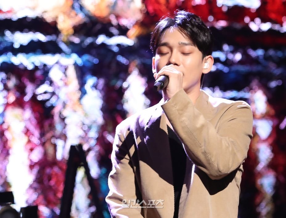 EXO Chen opened its second mini album Dear My Dear music appreciation at Yes24 Live Hall in Gwangjin-gu, Seoul on the 1st and introduced six tracks including the title song What to Do with Us.It is the second mini album that was released in April after the first mini album April, and Flower released in April.I received a great love that I did not think of as my first album, and in six months, I prepared it in a short time.I want to repay the love I received rather than the desire to do what I want to do. Member Sehun claimed to be a music club MC and showed his righteousness with Chen; Sehun said, MC is the first.Chens mini album comes out, so I told him that I want to play MC first. I will work hard. He also expressed his desire to appear in Chens Music Video protagonist. If you are in the form of a dramatize, please write me as the main character, and I will do it free of charge.Ill do it in time, but I wrote another person. I was disappointed. Chen said, I know Sehun is perfect.Ill save it and Ill ask you a big favor, he laughed.The title song What to Do is a retro pop song by Kenji, and it features a classic arrangement that is comfortable to listen to.The lyrics were composed of the honest heart of a man who did not want to break up with his opponent late at night. The analogue atmosphere that reminds me of the Respond series resembles the 80s and 90s.Chen said, I thought I should change my vocals because I thought it was a sensitivity I had never experienced. I did not concentrate on the innocence of the song and try to overdo it.I tried to call it frankly as if it were said. He explained, I hope that those who listen will see the lyrics.I decided to give this feeling to many people without hesitation, so I decided to write the title song. I have made a lot of corrections by putting such feelings well. In this album, various musicians such as Kenji who wrote Taeyeon Four Seasons, Kim Jae-hui who worked on Night Letter and Deer Moon, Kingming who worked with Vibe, and Min Yeon-jae who wrote Wonna One participated in the album.Chen participated in the song To You and wrote about the beautiful farewell that I think.Chen, who created the idea for the overall production as well as the lyrics, said, I gathered it in songs that fit the autumn. I wanted to catch the concept in the form of a letter, so I made the album name To you who love you.I would like you to see that it is a letter I want to convey.I tried to participate a lot because I thought that if I went into a little more in the process of producing the album, my heart would be better communicated. As for the goal, he said, I have never expected to be the number one player, and I have been worried about the burden of love and the burden.I just want to be honest with my gratitude and I will not regret what the results will be. 