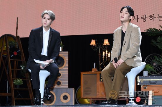 EXO Sehun and Chen attend the Concert commemorating the release of Chens second mini album, Love to You, held at Yes 24 Live Hall in Gwangjin-gu, Seoul on the afternoon of the 1st, and are enjoying the songs on the album.