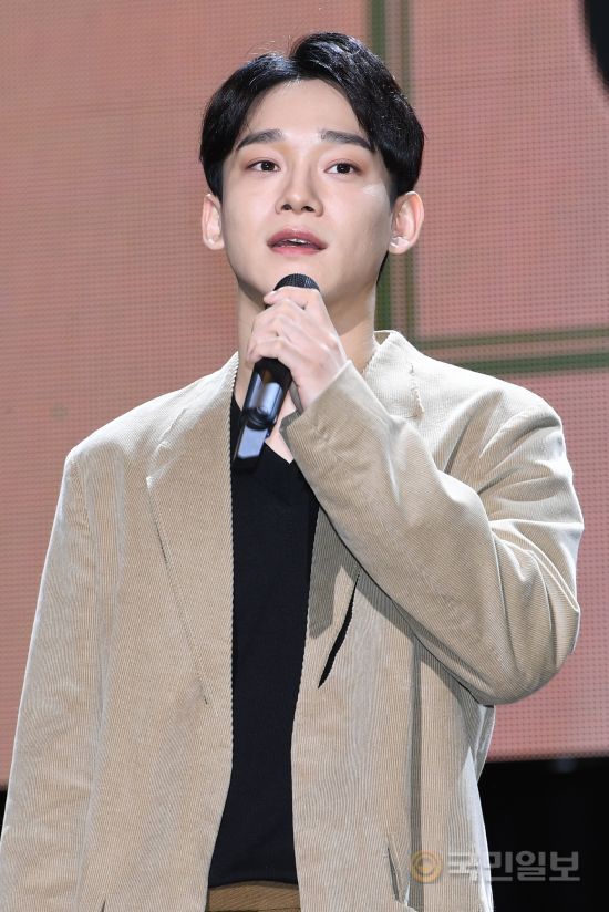 EXO Chen attends a concert commemorating the release of his second mini album, Love You, at the Seoul Gwangjin District Yes 24 Live Hall on the afternoon of the 1st to explain the album.The title song What should we do? (Shall we?) is a retro pop song with a sophisticated mood and romantic melody created by standard classical pop arrangements. It doubles the charm of the song by expressing the lyrics released with analog sensibility about love with Chens trendy vocals.On the other hand, Chen will perform a live broadcast of Dear FM Love You, Chen on the Naver V LIVE EXO channel at 5 pm today, and will appear on MBC FM4U Noon Hope Song Kim Shin Young which will be broadcasted at 12 pm on the 2nd.bong-gyu bak