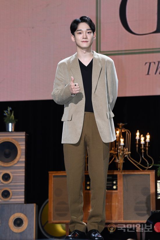 EXO Chen attends a concert commemorating the release of his second mini album, Love You, at the Seoul Gwangjin District Yes 24 Live Hall on the afternoon of the 1st to explain the album.The title song What should we do? (Shall we?) is a retro pop song with a sophisticated mood and romantic melody created by standard classical pop arrangements. It doubles the charm of the song by expressing the lyrics released with analog sensibility about love with Chens trendy vocals.On the other hand, Chen will perform a live broadcast of Dear FM Love You, Chen on the Naver V LIVE EXO channel at 5 pm today, and will appear on MBC FM4U Noon Hope Song Kim Shin Young which will be broadcasted at 12 pm on the 2nd.bong-gyu bak