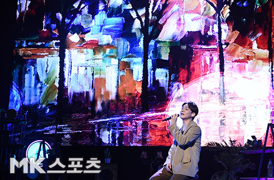 EXO Chen held a concert commemorating the release of his second mini album Dear My Dear at Yes24 Live Hall in Gwangjin-gu, Seoul on the afternoon of October 1.EXO Chen is showing a calm stage.