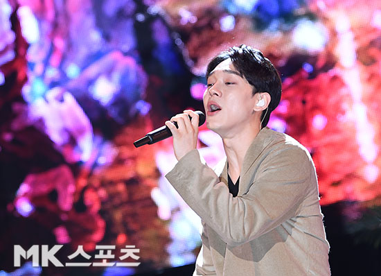 EXO Chen held a concert commemorating the release of his second mini album Dear My Dear at Yes24 Live Hall in Gwangjin-gu, Seoul on the afternoon of October 1.EXO Chen is showing a calm stage.