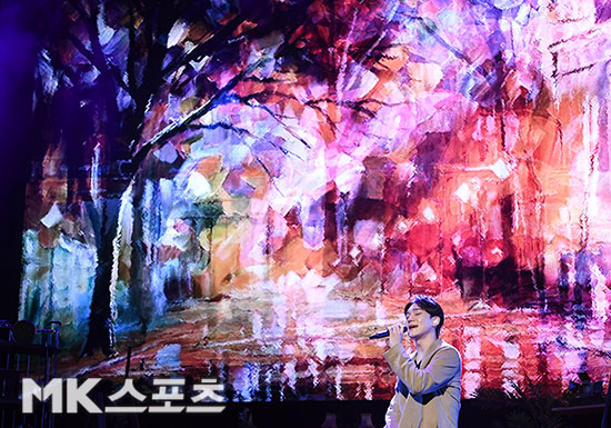 EXO Chen held a concert commemorating the release of the second Mini album Dear My Dear to You at Yes24 Live Hall in Seoul Gwangjin-gu on the afternoon of October 1.EXO Chen is showing a calm stage.