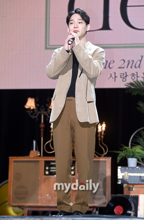 EXO Chen greets EXO Chens new solo mini album Dear My Dear at the Seoul Gwangjang Dong Yes 24 live hall on the afternoon of the afternoon.The title song What We Do (Shall we?) is a retro pop song by hitmaker Kenzie, which unravels the candid mind of a man who does not want to break up with his opponent late at night with analog sensibility.