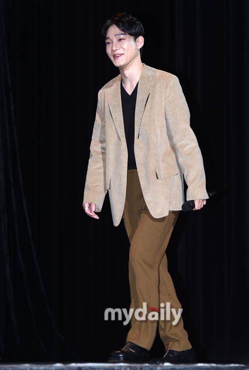EXO Chen greets EXO Chens new solo mini album Dear My Dear at the Seoul Gwangjang Dong Yes24 live hall on the afternoon of the afternoon.The title song What We Do (Shall we?) is a retro pop song by hitmaker Kenzie, which unravels the candid mind of a man who does not want to break up with his opponent late at night with analog sensibility.