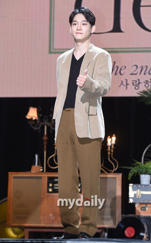 EXO Chen greets EXO Chens new solo mini album Dear My Dear at the Seoul Gwangjang Dong Yes24 live hall on the afternoon of the afternoon.The title song What We Do (Shall we?) is a retro pop song by hitmaker Kenzie, which unravels the candid mind of a man who does not want to break up with his opponent late at night with analog sensibility.