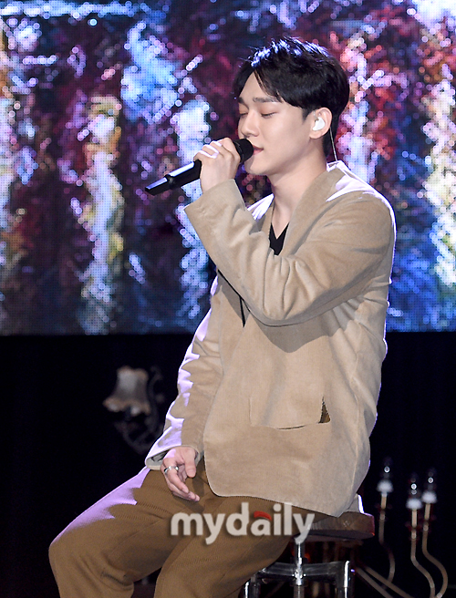 EXO Chen closes your eyes and falls into Music EXO Chen is singing at the EXO Chen new solo mini album Dear My Dear at the Seoul Gwangjang Dong Yes24 live hall on the afternoon of the afternoon.The title song What We Do (Shall we?) is a retro pop song by hitmaker Kenzie, which unravels the candid mind of a man who does not want to break up with his opponent late at night with analog sensibility.