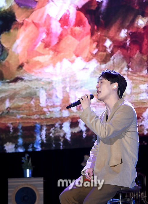 EXO Chen is singing at the EXO Chens new Solo mini album Dear My Dear at the Seoul Gwangjang Dong Yes 24 live hall on the afternoon of the afternoon.The title song What We Do (Shall we?) is a retro pop song by hitmaker Kenzie, which unravels the candid mind of a man who does not want to break up with his opponent late at night with analog sensibility.