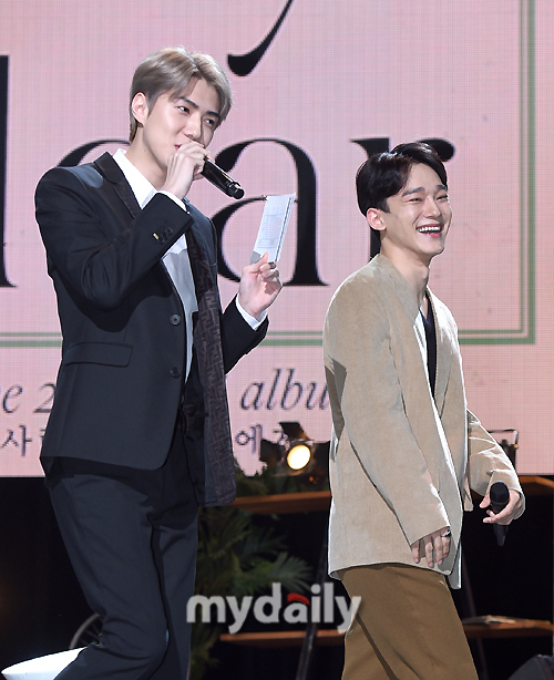 EXO Chen and Sehun greet EXO Chens new solo mini album Dear my death at the Yes24 Live Hall in Seoul Gwangjang-dong on the afternoon of the afternoon.The title song What We Do (Shall we?) is a retro pop song by hitmaker Kenzie, which unravels the candid mind of a man who does not want to break up with his opponent late at night with analog sensibility.