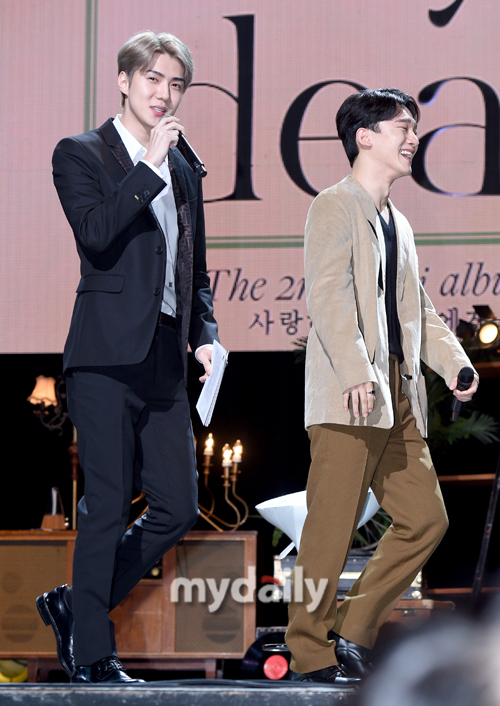 EXO Chen and Sehun greet EXO Chens new solo mini album Dear my death at the Yes24 Live Hall in Seoul Gwangjang-dong on the afternoon of the afternoon.The title song What We Do (Shall we?) is a retro pop song by hitmaker Kenzie, which unravels the candid mind of a man who does not want to break up with his opponent late at night with analog sensibility.