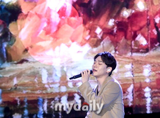 EXO Chen is singing at the EXO Chen new solo mini album Dear My Dear at the Seoul Gwangjang Dong Yes24 live hall on the afternoon of the afternoon.The title song What We Do (Shall we?) is a retro pop song by hitmaker Kenzie, which unravels the candid mind of a man who does not want to break up with his opponent late at night with analog sensibility.